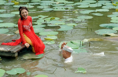 Trong bộ ảnh cưới trên thuyền của Phan Đình Tùng và cô dâu Thái Ngọc Bích trong ao sen. Cô dâu bất ngờ bị ngã xuống nước và chú rể "quăng mình" xuống ao "cứu" mỹ nhân. Cả hai đã có 1 kỷ niệm nhớ đời trong tình huống này. (Theo VOV)
